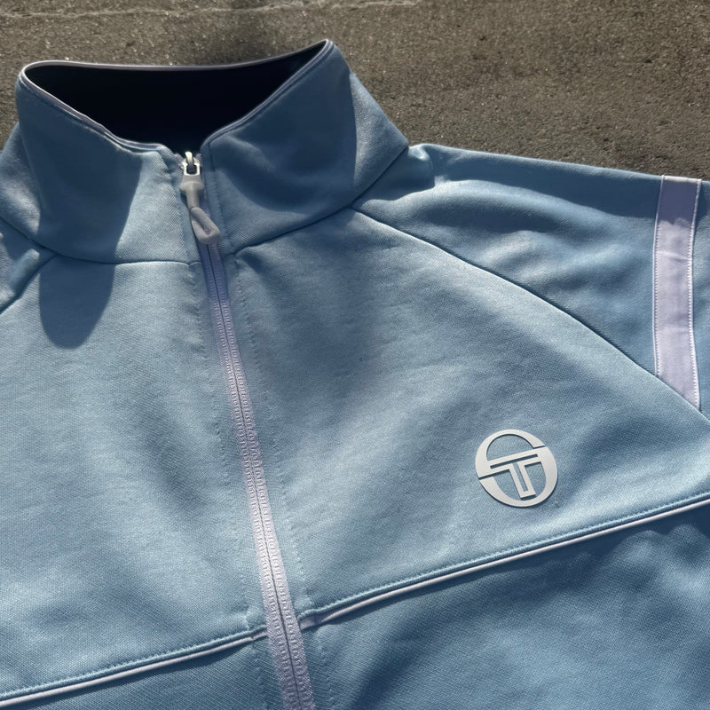 Detailansicht: Sourced limited accessories and clothes Sergio Tacchini baby blue sports track jacket – Logo, Nähte oder Material