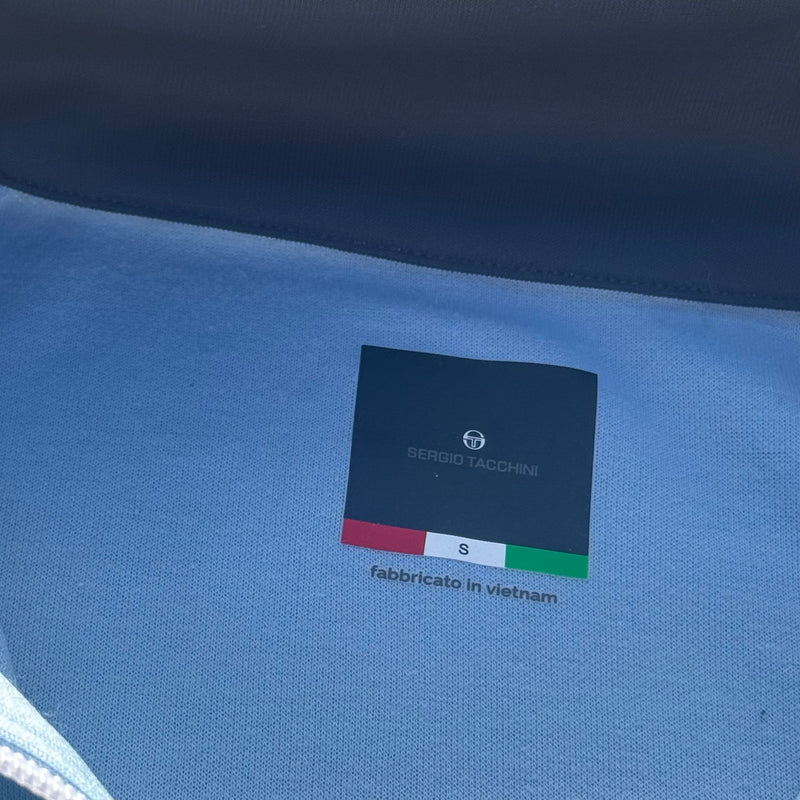 Detailansicht: Sourced limited accessories and clothes Sergio Tacchini baby blue sports track jacket – Logo, Nähte oder Material