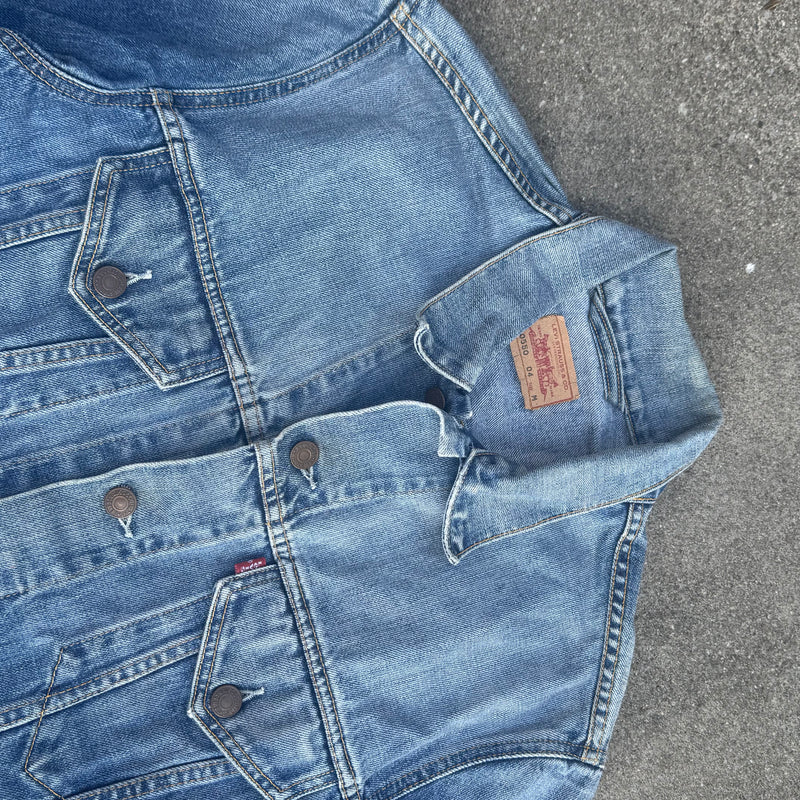 Detailansicht: Sourced limited accessories and clothes Levi Strauss vintage denim jacket – Logo, Nähte oder Material