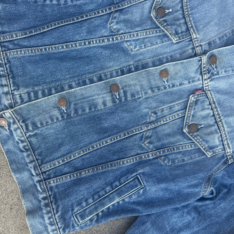 Detailansicht: Sourced limited accessories and clothes Levi Strauss vintage denim jacket – Logo, Nähte oder Material