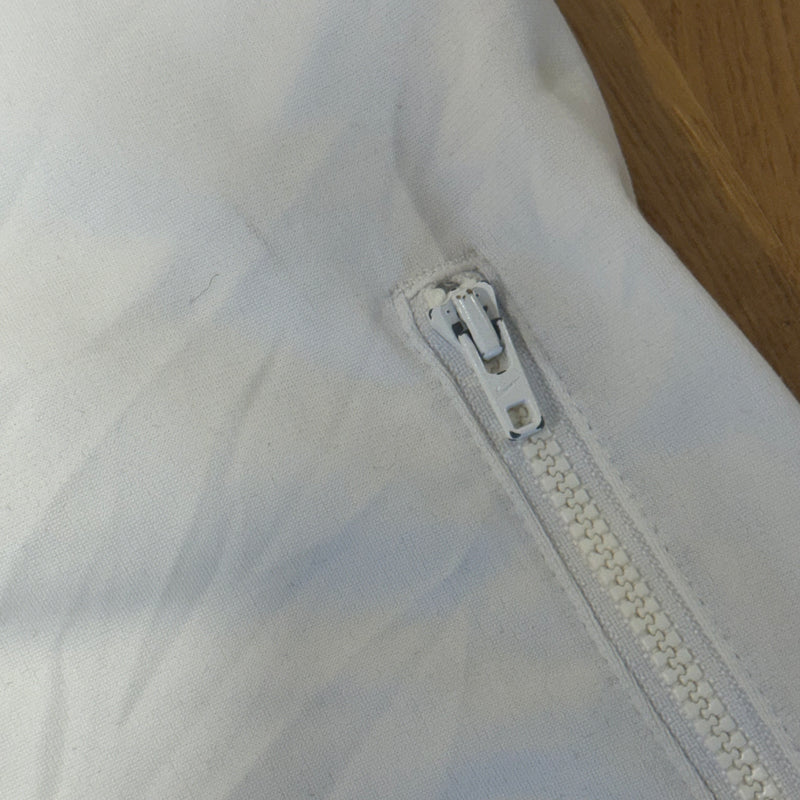 Detailansicht: Sourced limited accessories and clothes Nike y2k white streetwear track jacket – Logo, Nähte oder Material