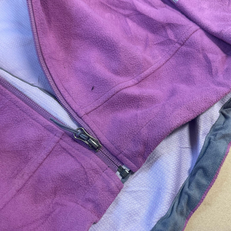 Detailansicht: Sourced limited accessories and clothes The North Face Windwall pink fleece jacket – Logo, Nähte oder Material