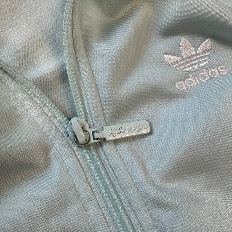 Detailansicht: Sourced limited accessories and clothes Adidas baby blue y2k retro track jacket – Logo, Nähte oder Material