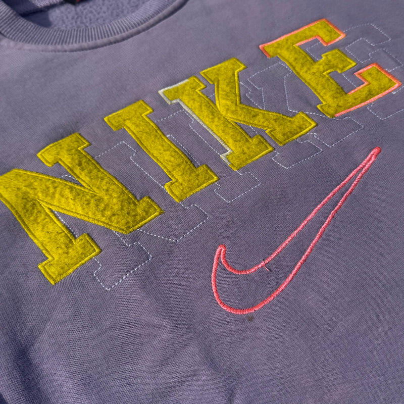 Detailansicht: Sourced limited accessories and clothes Nike sportswear vintage purple sweatshirt – Logo, Nähte oder Material