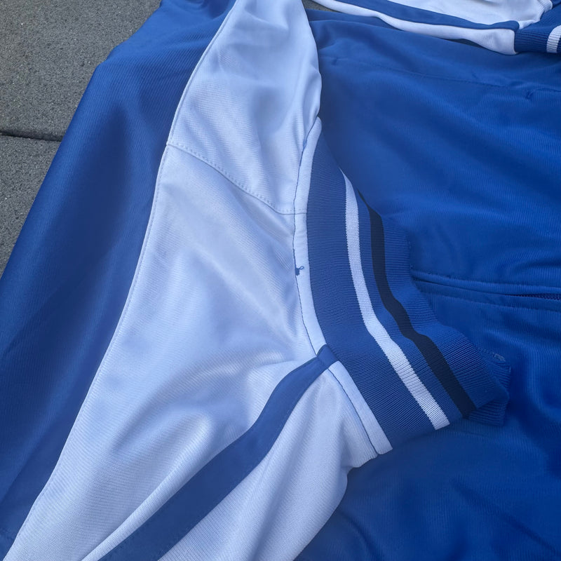 Detailansicht: Sourced limited accessories and clothes Italia streetwear blue track set – Logo, Nähte oder Material