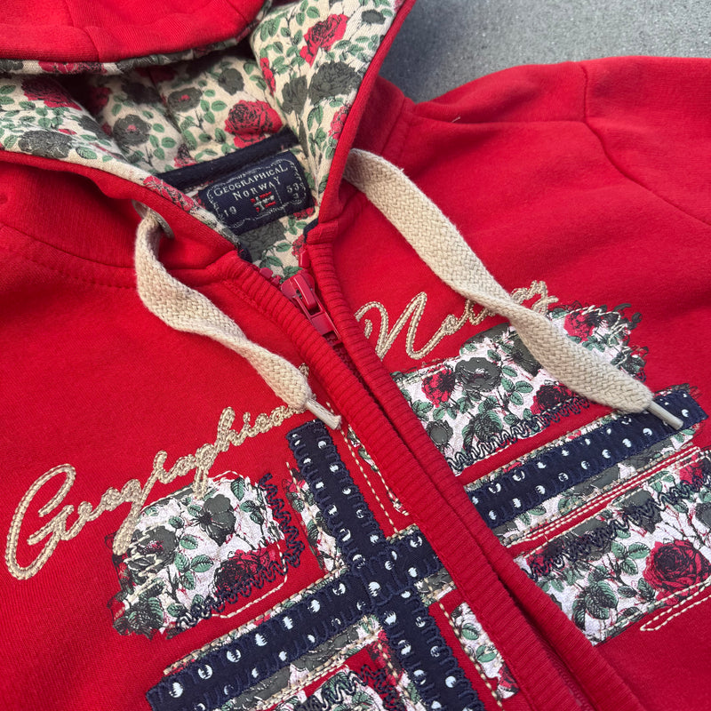 Detailansicht: Sourced limited accessories and clothes Geographical Norway embroidered red zip-up hoodie – Logo, Nähte oder Material