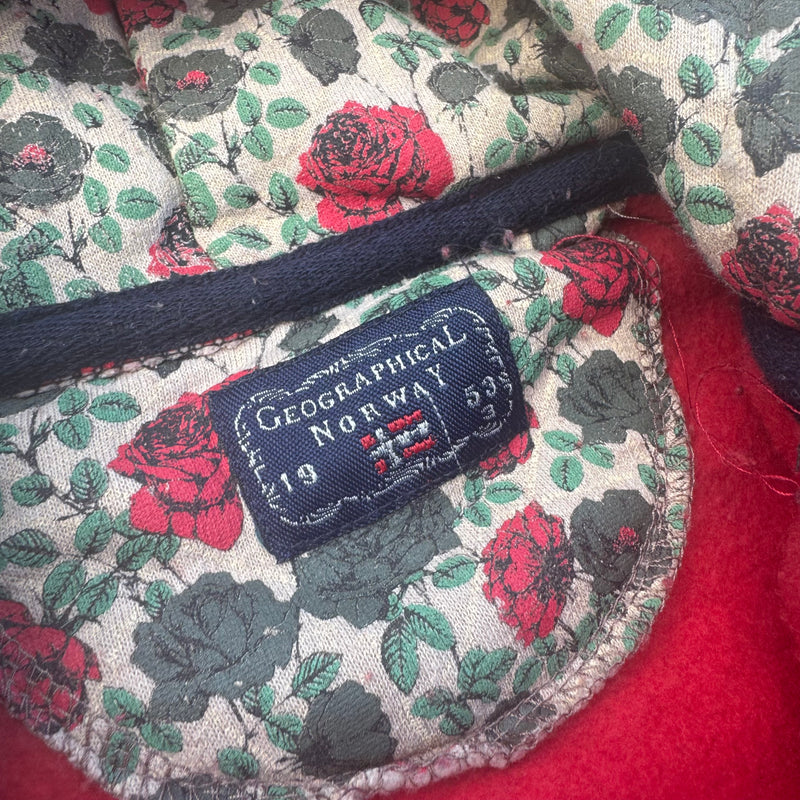 Detailansicht: Sourced limited accessories and clothes Geographical Norway embroidered red zip-up hoodie – Logo, Nähte oder Material