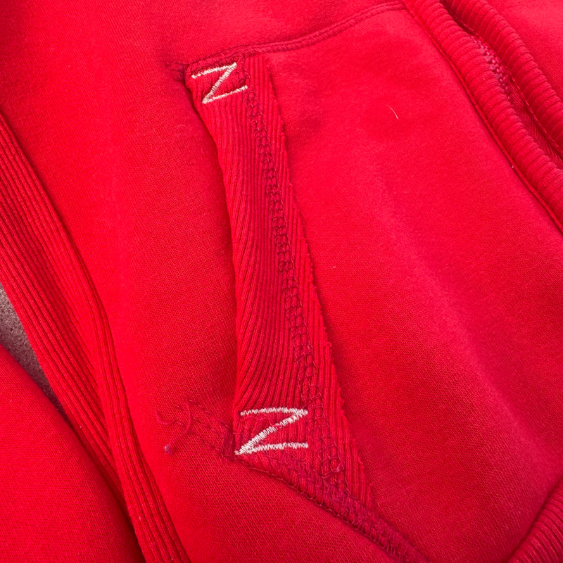 Detailansicht: Sourced limited accessories and clothes Geographical Norway embroidered red zip-up hoodie – Logo, Nähte oder Material