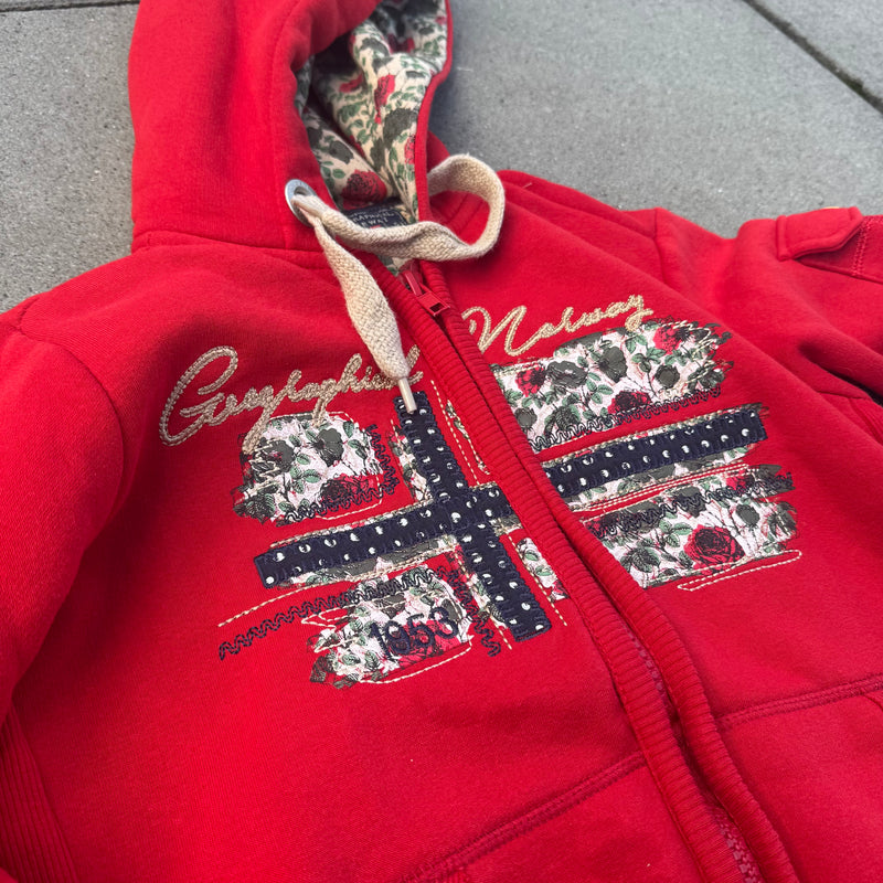 Detailansicht: Sourced limited accessories and clothes Geographical Norway embroidered red zip-up hoodie – Logo, Nähte oder Material