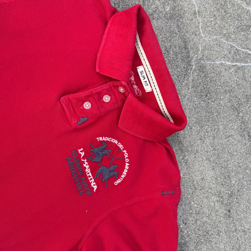 Detailansicht: Sourced limited accessories and clothes La Martina Buenos Aires red vintage poloshirt – Logo, Nähte oder Material