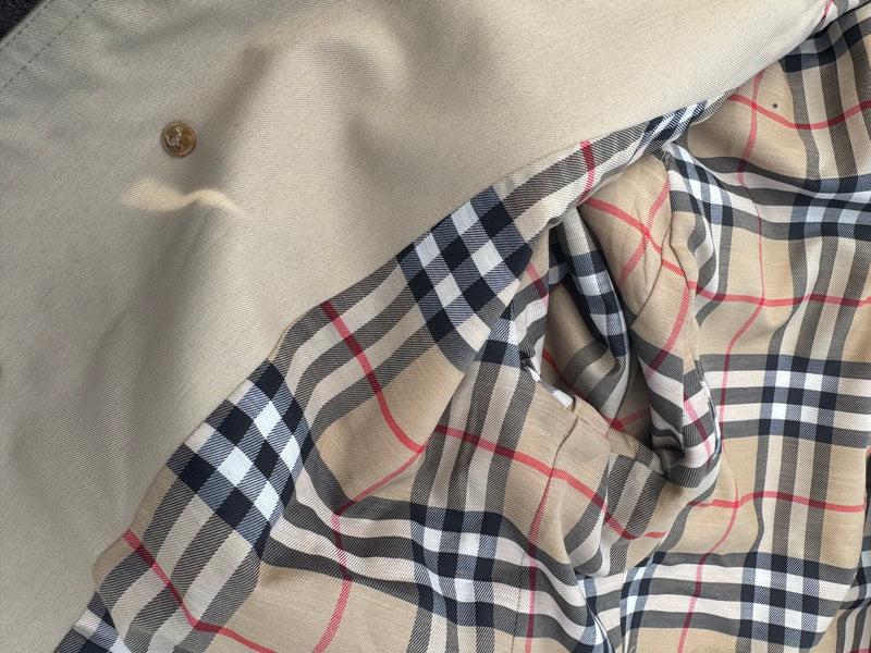 Detailansicht: Sourced limited accessories and clothes Vintage Burberry long coat – Logo, Nähte oder Material