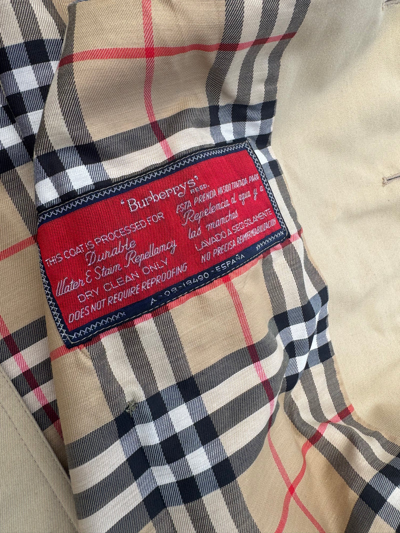 Detailansicht: Sourced limited accessories and clothes Vintage Burberry long coat – Logo, Nähte oder Material