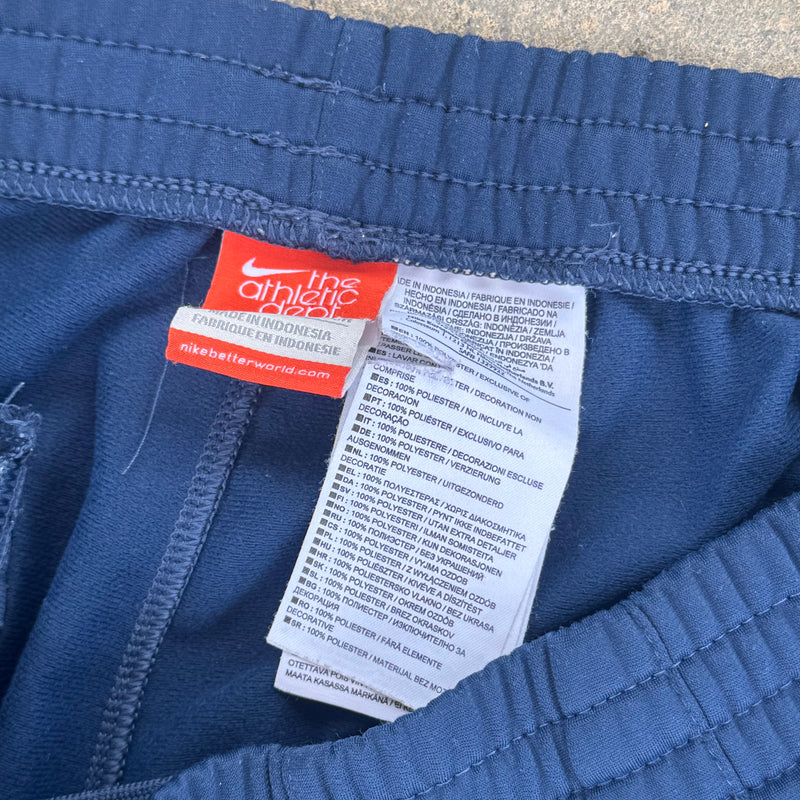 Detailansicht: Sourced limited accessories and clothes Nike vintage blue track pants – Logo, Nähte oder Material