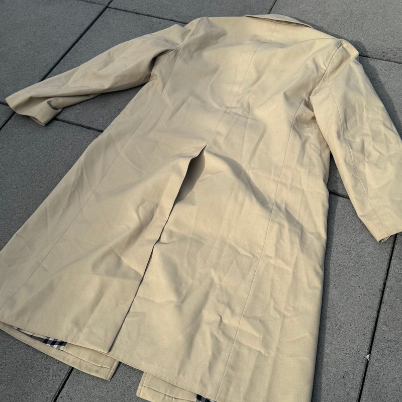 Detailansicht: Sourced limited accessories and clothes Vintage Burberry long coat – Logo, Nähte oder Material