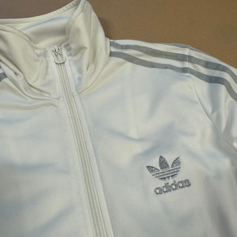 Detailansicht: Sourced limited accessories and clothes Adidas shiny white track jacket – Logo, Nähte oder Material