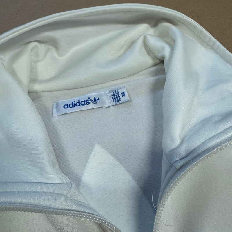 Detailansicht: Sourced limited accessories and clothes Adidas shiny white track jacket – Logo, Nähte oder Material