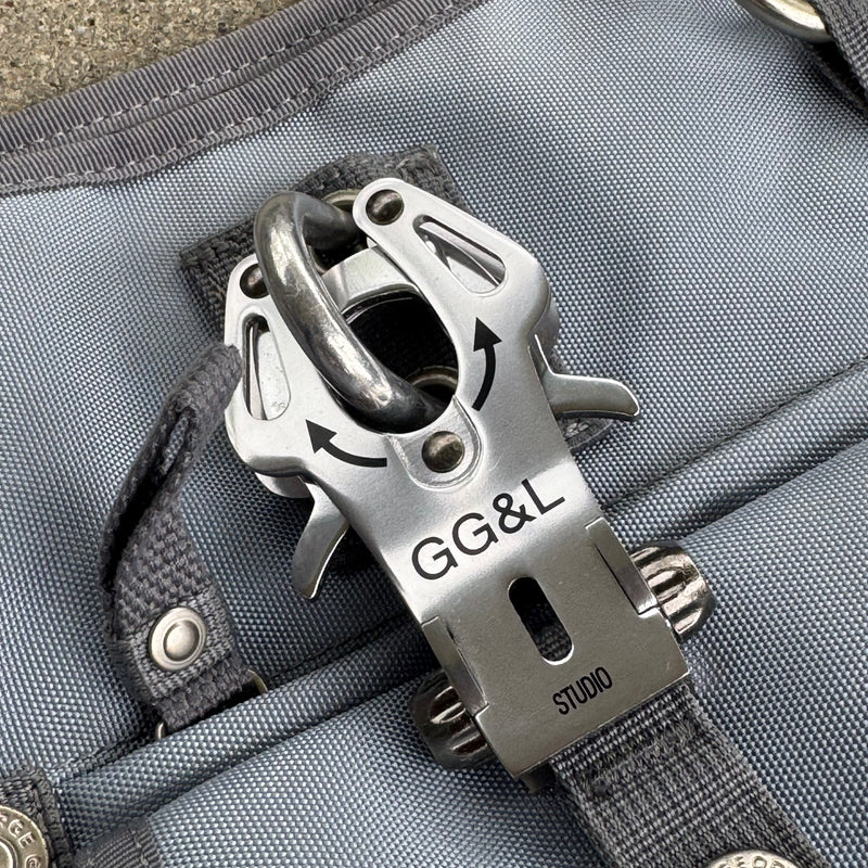 Detailansicht: Sourced limited accessories and clothes George Gina & Lucy Softwrap blue handbag – Logo, Nähte oder Material