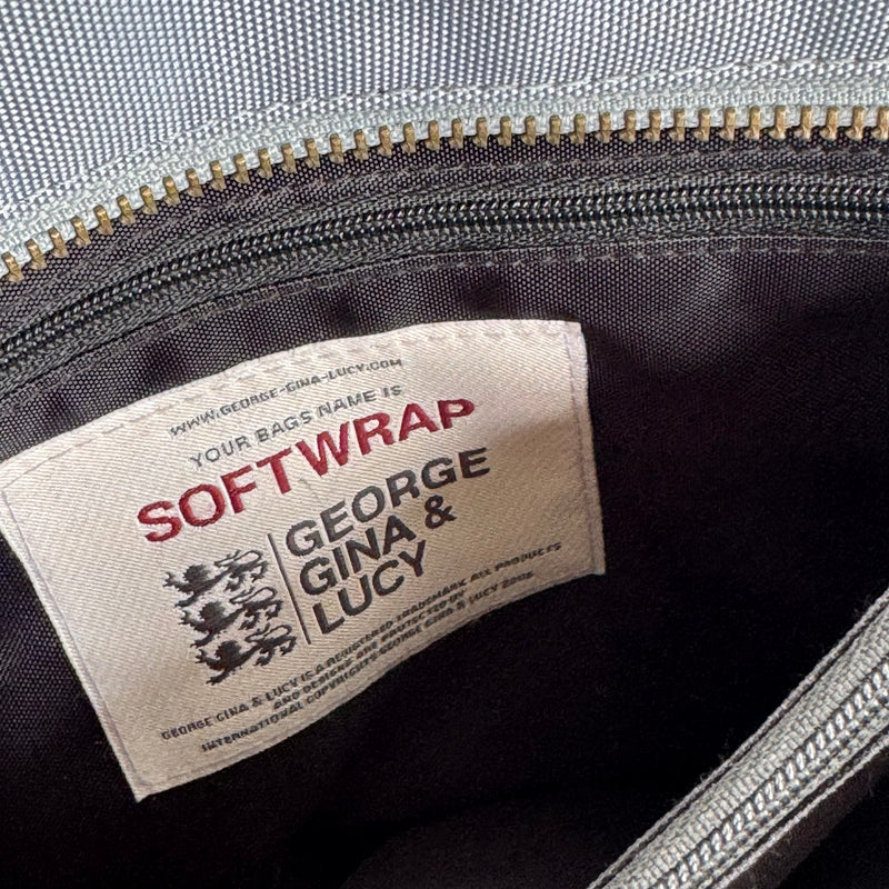 Detailansicht: Sourced limited accessories and clothes George Gina & Lucy Softwrap blue handbag – Logo, Nähte oder Material