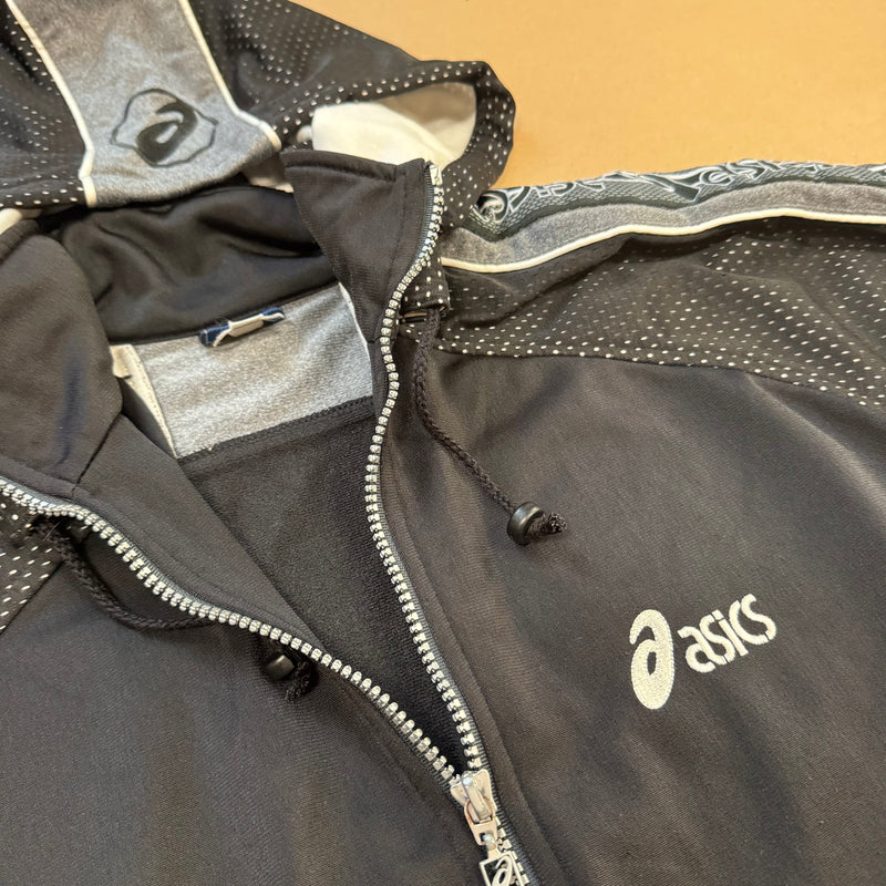 Detailansicht: Sourced limited accessories and clothes Asics black Streetwear style zip-up hoodie – Logo, Nähte oder Material