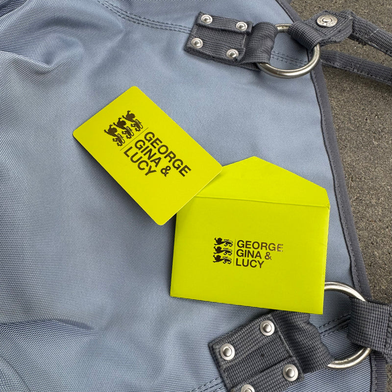 Detailansicht: Sourced limited accessories and clothes George Gina & Lucy Softwrap blue handbag – Logo, Nähte oder Material