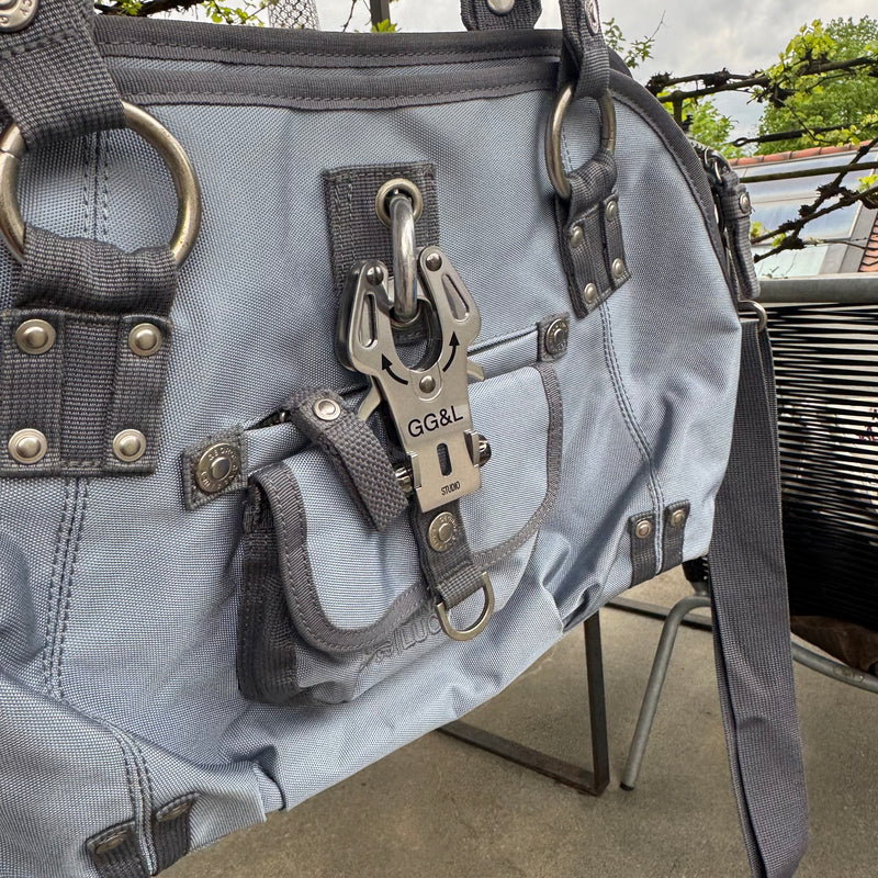 Detailansicht: Sourced limited accessories and clothes George Gina & Lucy Softwrap blue handbag – Logo, Nähte oder Material