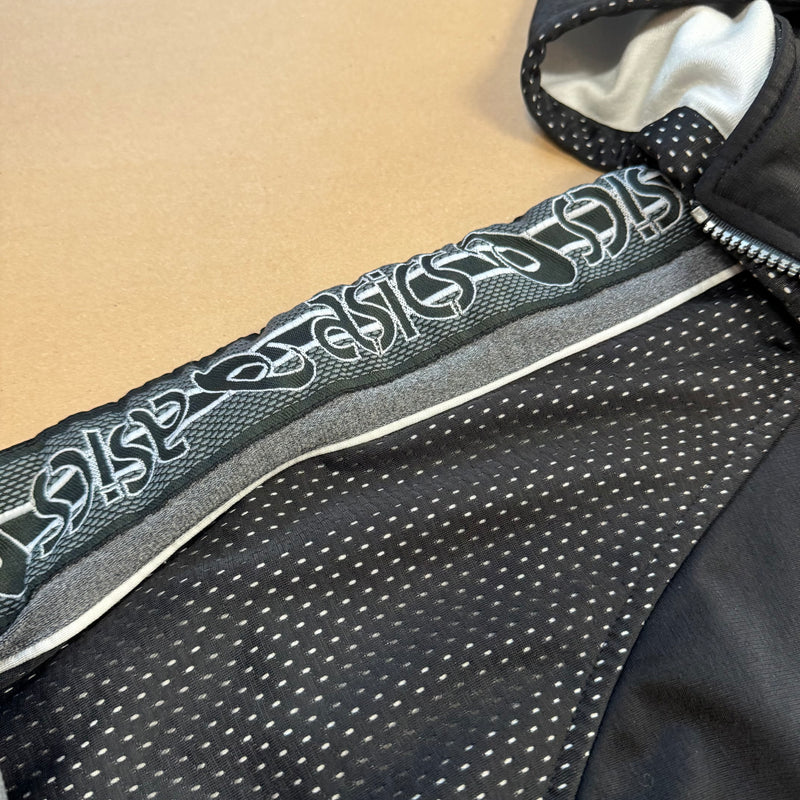 Detailansicht: Sourced limited accessories and clothes Asics black Streetwear style zip-up hoodie – Logo, Nähte oder Material