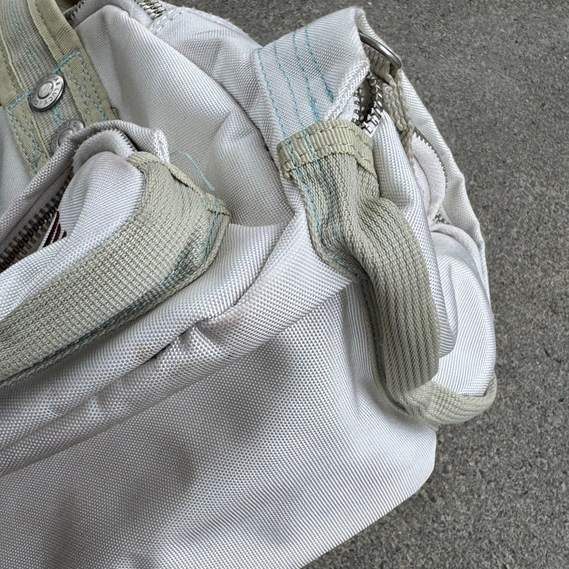 Detailansicht: Sourced limited accessories and clothes George Gina & Lucy Sweet Sally white handbag – Logo, Nähte oder Material