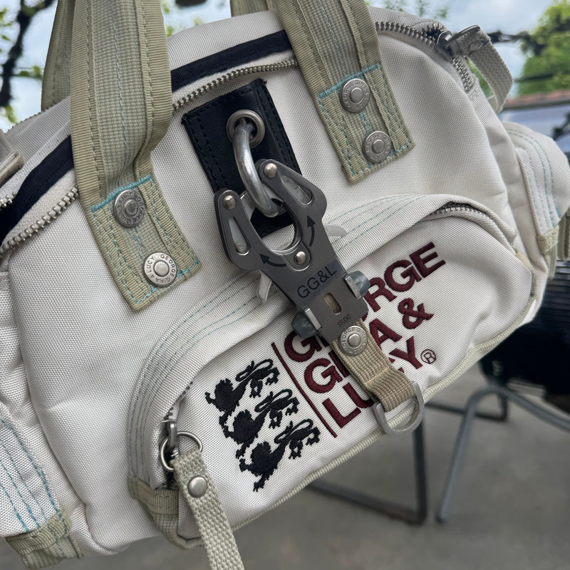 Detailansicht: Sourced limited accessories and clothes George Gina & Lucy Sweet Sally white handbag – Logo, Nähte oder Material