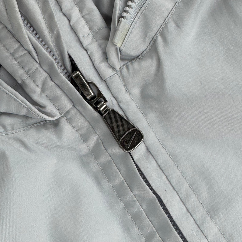 Detailansicht: Sourced limited accessories and clothes Nike vintage 90s track and rain jacket – Logo, Nähte oder Material