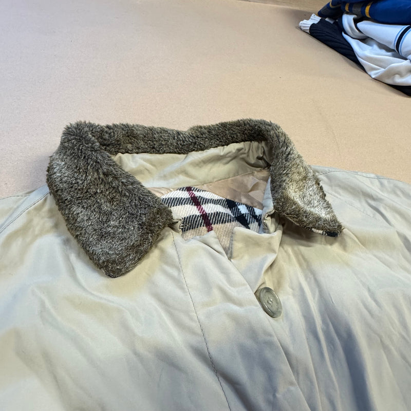 Detailansicht: Sourced limited accessories and clothes Burberry vintage beige long coat – Logo, Nähte oder Material