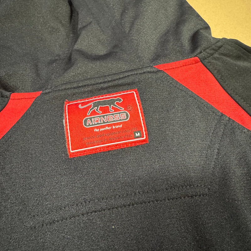 Detailansicht: Sourced limited accessories and clothes Streetwear style black Airness hoodie – Logo, Nähte oder Material