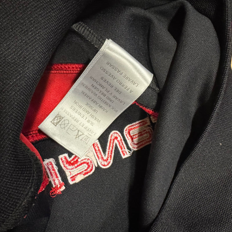 Detailansicht: Sourced limited accessories and clothes Streetwear style black Airness hoodie – Logo, Nähte oder Material