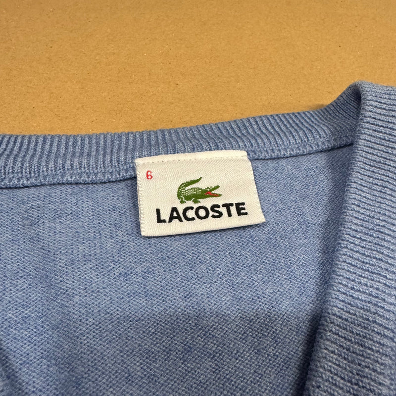 Detailansicht: Sourced limited accessories and clothes Lacoste baby blue v-neck wool sweatshirt – Logo, Nähte oder Material