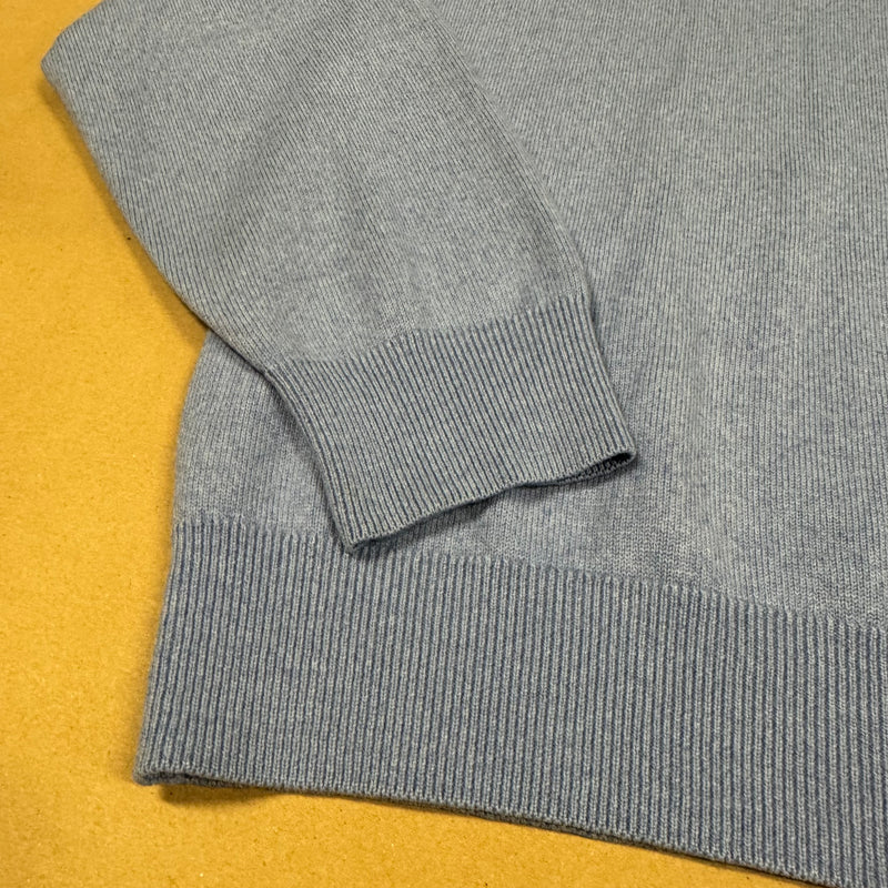 Detailansicht: Sourced limited accessories and clothes Lacoste baby blue v-neck wool sweatshirt – Logo, Nähte oder Material