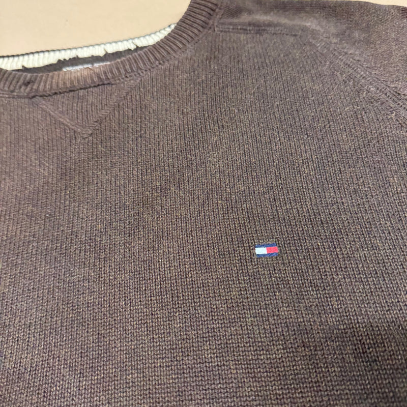 Detailansicht: Sourced limited accessories and clothes Tommy Hilfiger knitted brown sweatshirt – Logo, Nähte oder Material