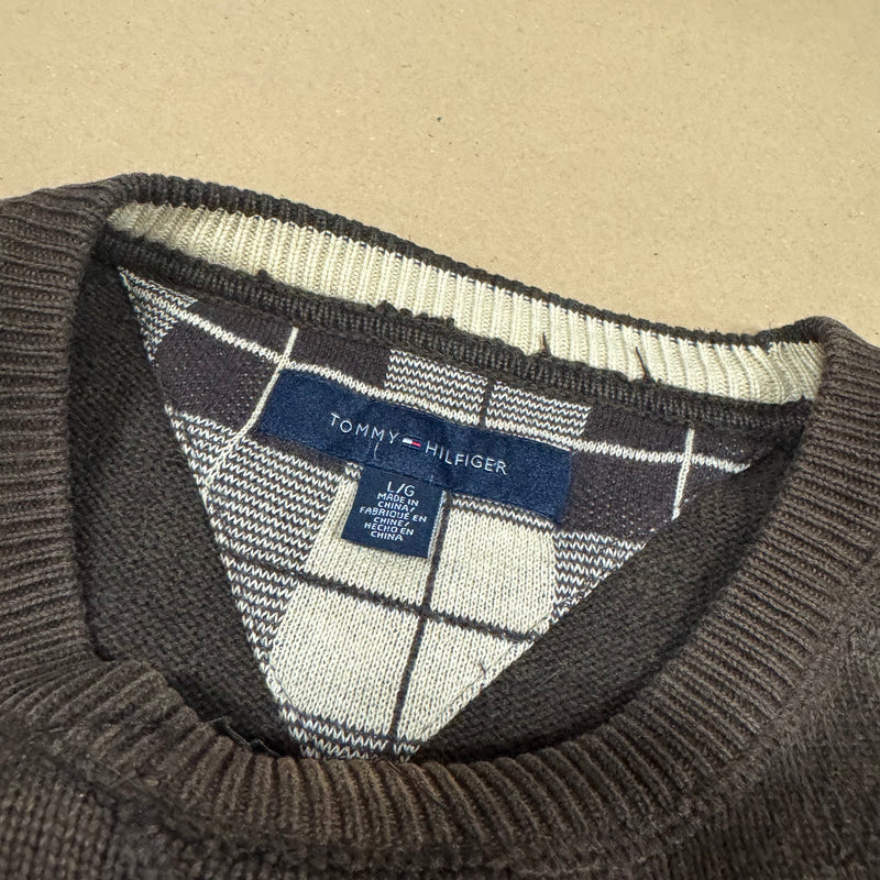 Detailansicht: Sourced limited accessories and clothes Tommy Hilfiger knitted brown sweatshirt – Logo, Nähte oder Material