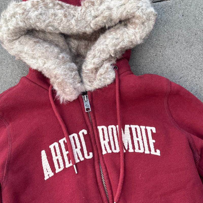 Detailansicht: Sourced limited accessories and clothes Abercrombie & Fitch red fur y2k zip-hoodie – Logo, Nähte oder Material