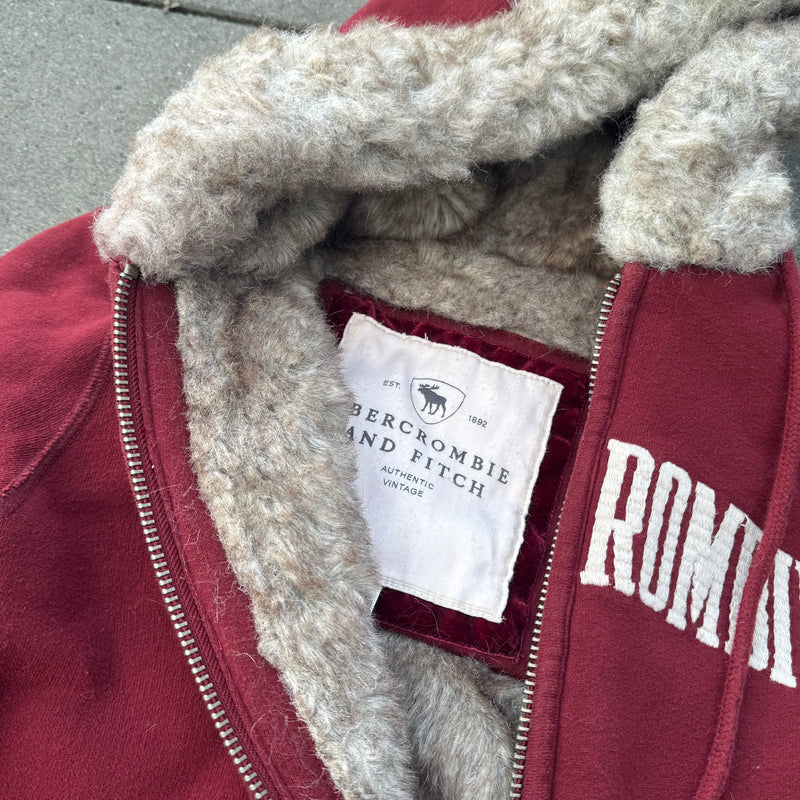 Detailansicht: Sourced limited accessories and clothes Abercrombie & Fitch red fur y2k zip-hoodie – Logo, Nähte oder Material