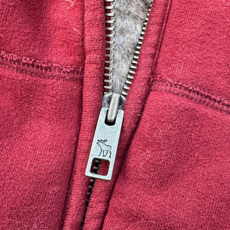 Detailansicht: Sourced limited accessories and clothes Abercrombie & Fitch red fur y2k zip-hoodie – Logo, Nähte oder Material