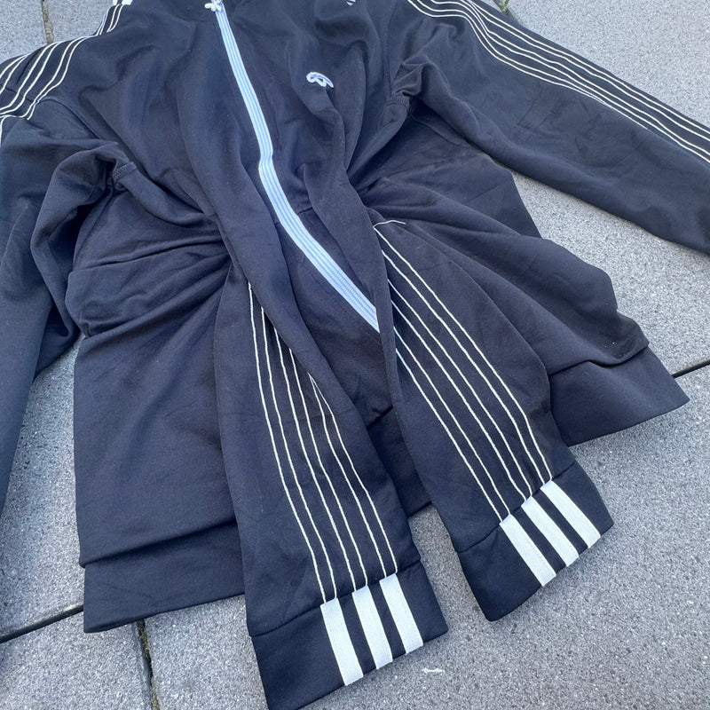 Detailansicht: Sourced limited accessories and clothes Adidas streetwear reversed track jacket – Logo, Nähte oder Material