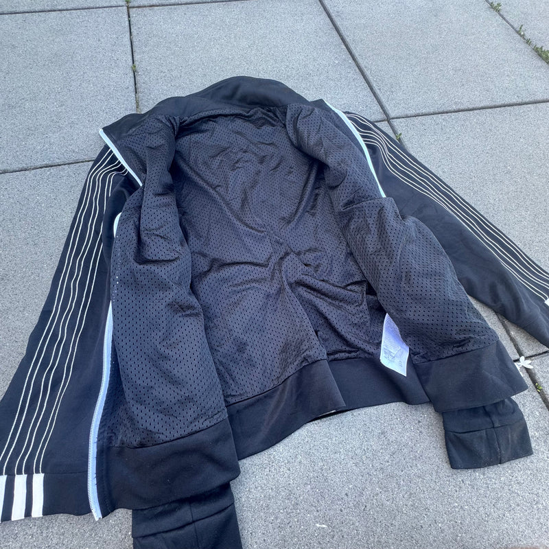 Detailansicht: Sourced limited accessories and clothes Adidas streetwear reversed track jacket – Logo, Nähte oder Material
