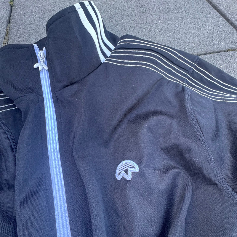 Detailansicht: Sourced limited accessories and clothes Adidas streetwear reversed track jacket – Logo, Nähte oder Material