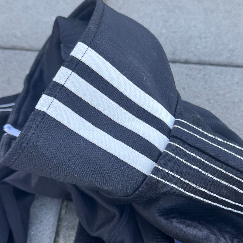 Detailansicht: Sourced limited accessories and clothes Adidas streetwear reversed track jacket – Logo, Nähte oder Material