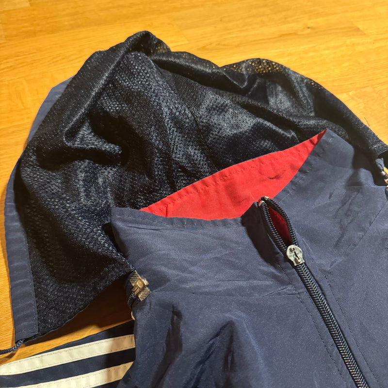 Detailansicht: Sourced limited accessories and clothes Adidas vintage 90s stylish track jacket – Logo, Nähte oder Material