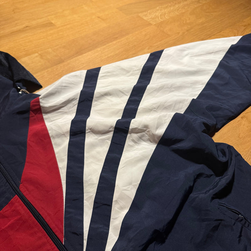Detailansicht: Sourced limited accessories and clothes Adidas vintage 90s stylish track jacket – Logo, Nähte oder Material