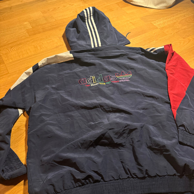 Detailansicht: Sourced limited accessories and clothes Adidas vintage 90s stylish track jacket – Logo, Nähte oder Material