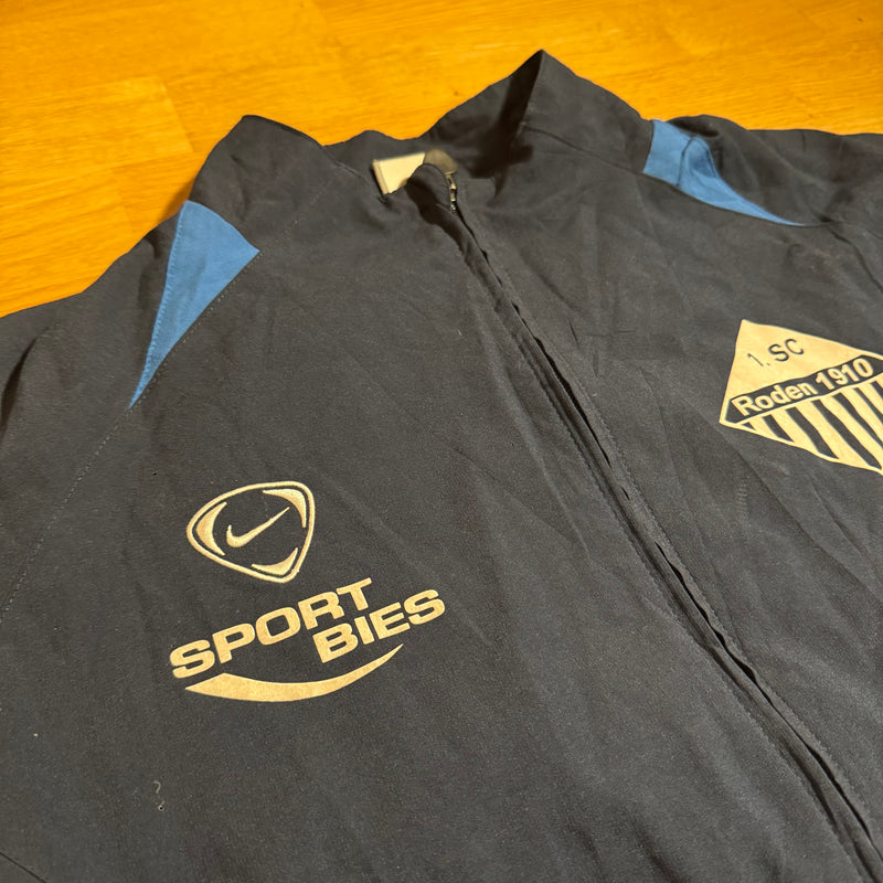 Detailansicht: Sourced limited accessories and clothes Nike vintage Sport Bies track jacket – Logo, Nähte oder Material