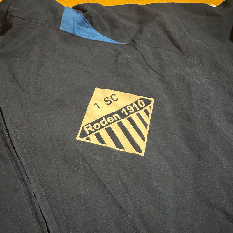 Detailansicht: Sourced limited accessories and clothes Nike vintage Sport Bies track jacket – Logo, Nähte oder Material