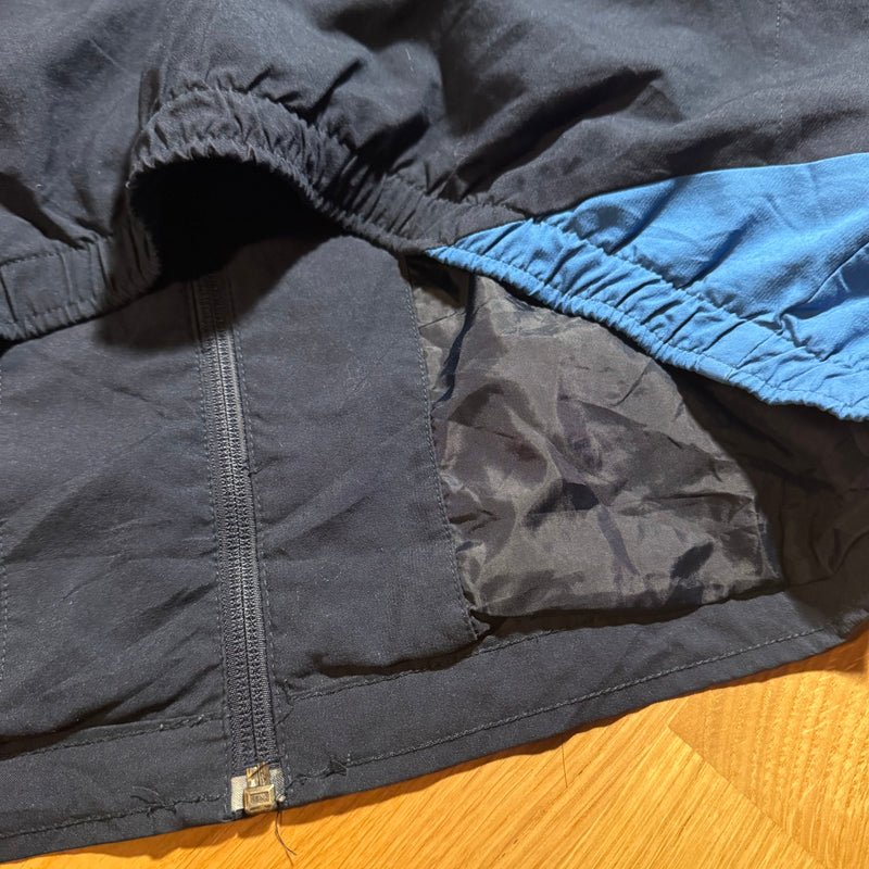 Detailansicht: Sourced limited accessories and clothes Nike vintage Sport Bies track jacket – Logo, Nähte oder Material