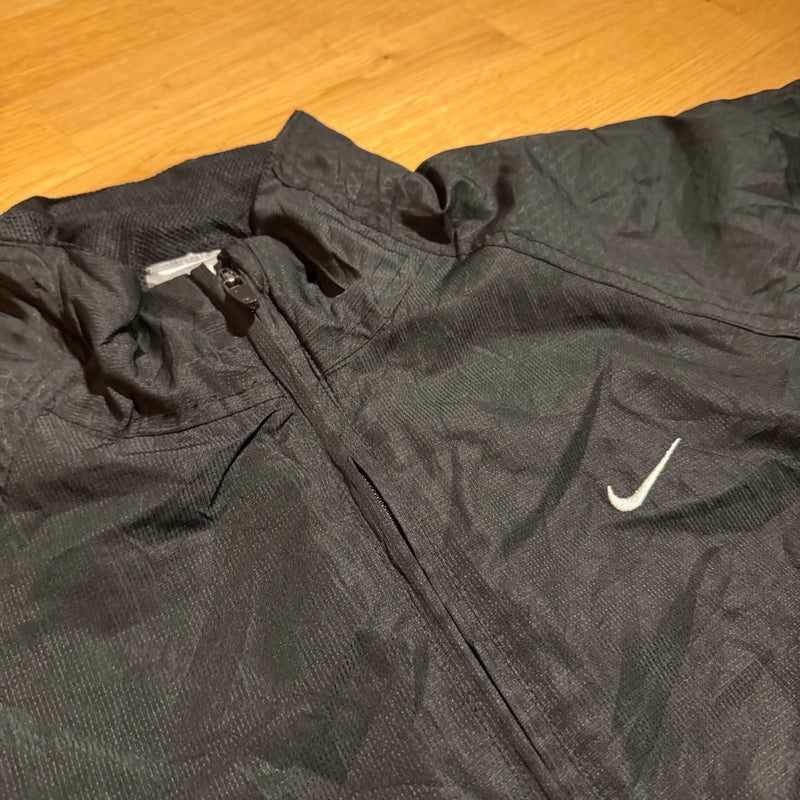 Detailansicht: Sourced limited accessories and clothes Vintage Nike classic black track jacket – Logo, Nähte oder Material